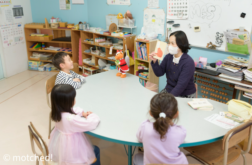 カードで様々な言葉、漢字、国旗などを学んでいます♪