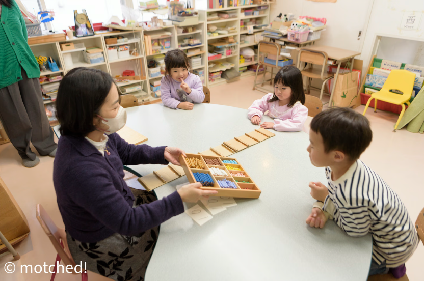 カラフルなビーズの教具で数字の理解を深めていきます。